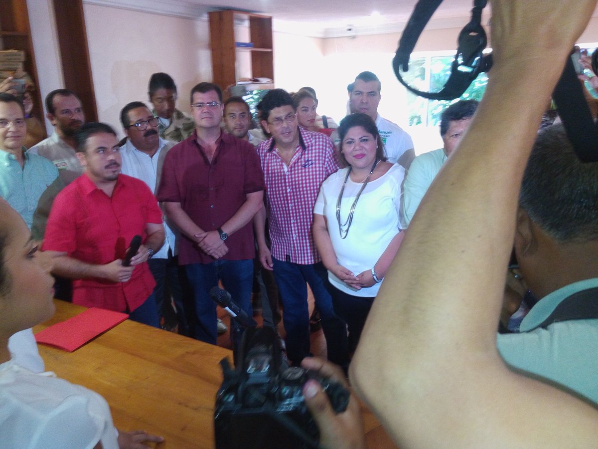laurys3's tweet photo. El @Equipo_Politico #SNTE #Secc32 #RegiónVIII con Ntro Candidato @fidelkugra en su registro #SomosPRI  #QueResurjaVeraCruz @JuannicolasCall https://t.co/AVvyZNllzQ