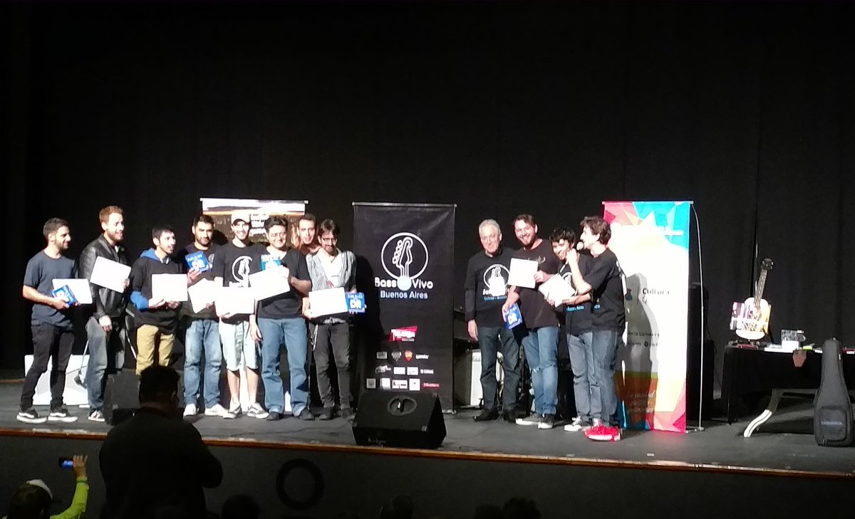 quilmesculturas's tweet photo. El secretario @arieldomene en la premiación del primer concurso gratuito de @BassEnVivo en el @TeatroQuilmes junto a #OscarStagnaro https://t.co/4hlWCljpeH