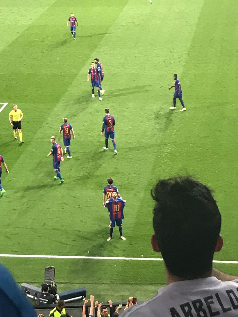 El dolor, en primera persona: así se vivió, desde la tribuna del Bernabéu, el gesto de #Messi tras el 3-2 en #ElClasico.