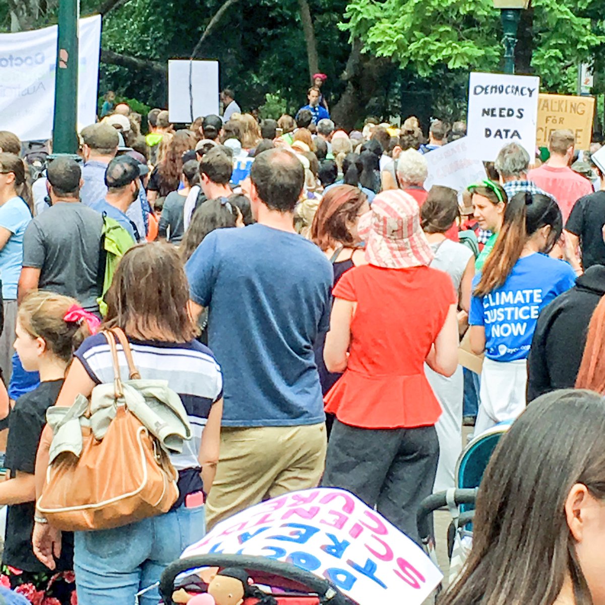 kylastephan's tweet image. Snapshots from @ScienceMarchBNE #libraries #marchforscience #sciencemarch