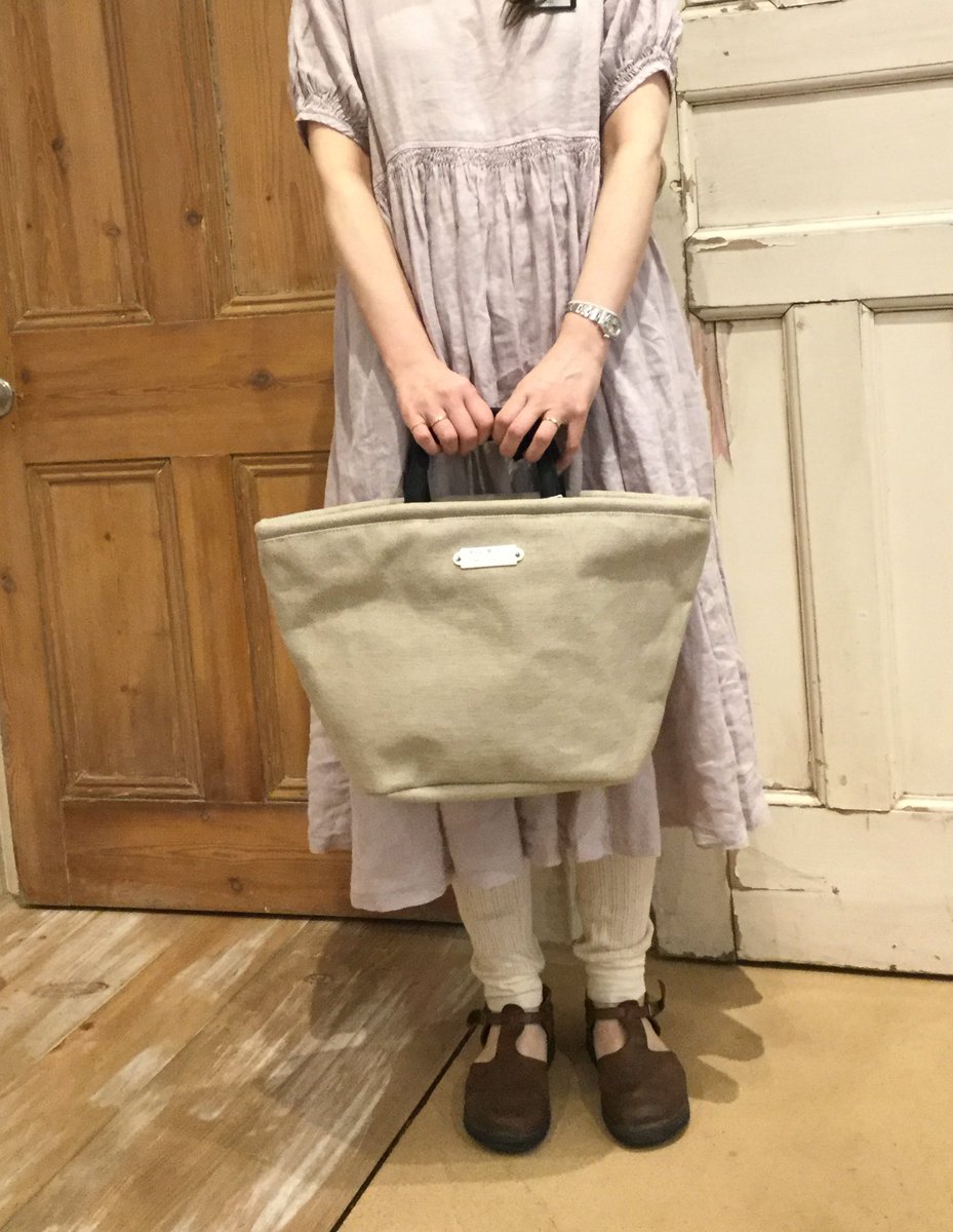 Nest Robe 名古屋店 オールド マンズテーラーからは定番のトートバッグも入荷しております 使いやすいナチュラルカラーのリネン 持ち手はブラックとネイビーの2色になります 人気の型ですので お早めにご来店下さいませ 大名古屋ビルヂング Nestrobe Nest Robe 名古屋店 オールド マンズテーラーからは定番のトートバッグも入荷しております 使いやすいナチュラルカラーのリネン 持ち手はブラックとネイビーの2色になります 人気の型ですので お早めにご来店下さいませ 大名古屋ビルヂング Nestrobe