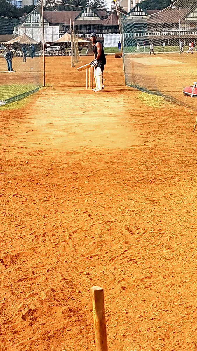 Maverick_3's tweet image. For the love of the sport #Cricket #NetPractice #AzadMaidan