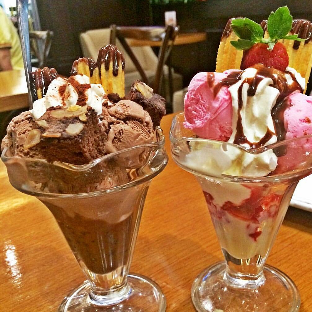 CHURROS Hanya di CHURRERIA Desert : Ice Cream With Churros Stowberry Sunday...