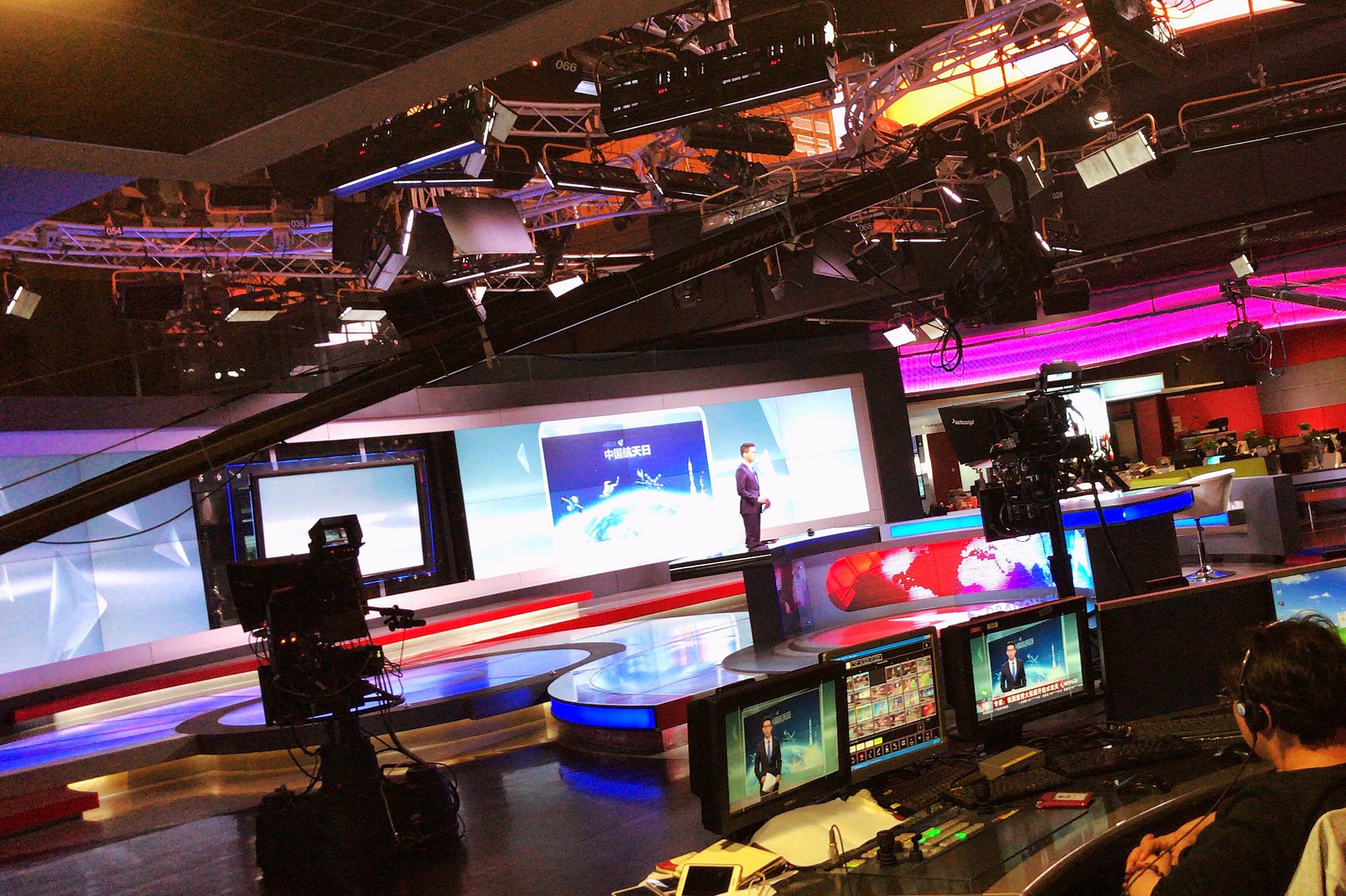 中川博之 上海テレビで ドラマ番組のプロデューサーと打合せ 打合せ後 16 000人が働く館内やスタジオを案内頂きました 12時から中国全土に生放送されるニュース番組 その生放送のスタジオで 撮影の模様を見学させて頂きました ここから中国全土に