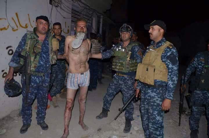 أبطال الأتحاديه يلقون القبض على أحد قيادات داعش في منطقة الملعب وسط الساحل الأيمن لمدينة الموصل...
#العراقيين_بالكلاسيكو