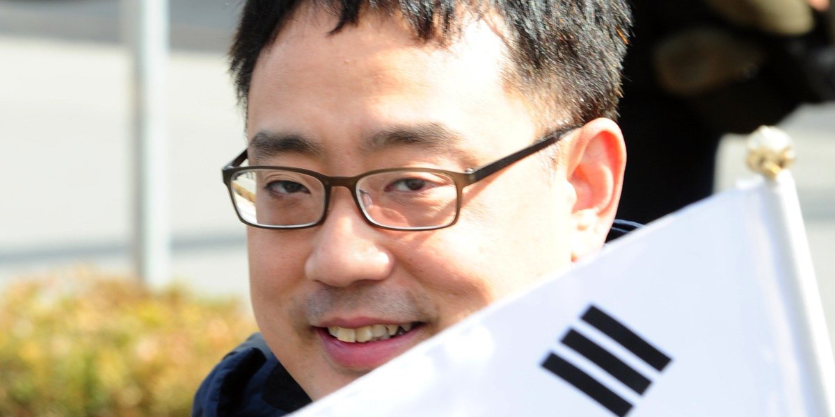 HuffPostKorea's tweet photo. 변희재는 요즘 이 사람이 정말 싫다 : 애국청년 대 스트롱맨 https://t.co/u4LOlDhC8C https://t.co/58dXA18xnq