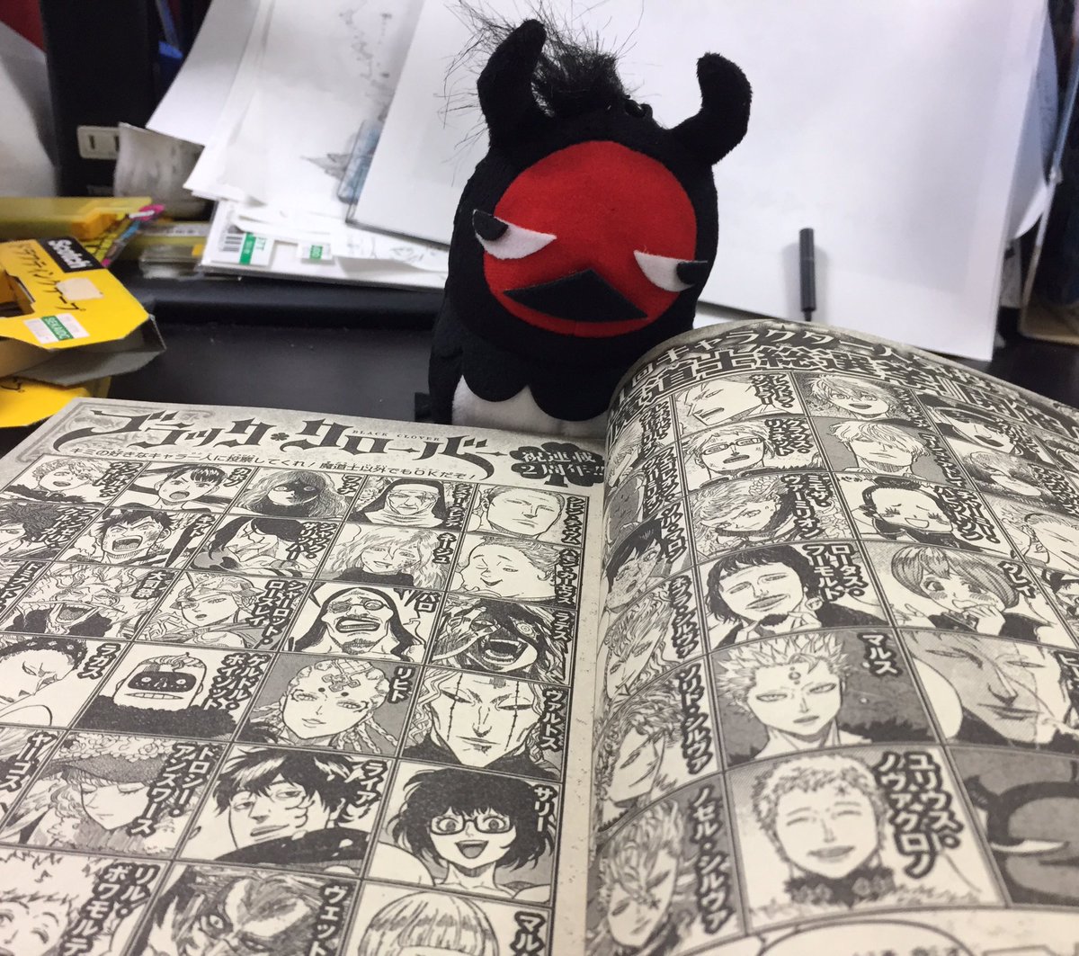 少年ジャンプ編集部 בטוויטר ブラッククローバー初のキャラ人気投票は本日〆切 19号がお手元にある方は 是非ご応募を 抽選で100名に限定クリアファイルが当たります 写真は田畠先生の職場でキャラ達を吟味するネロです