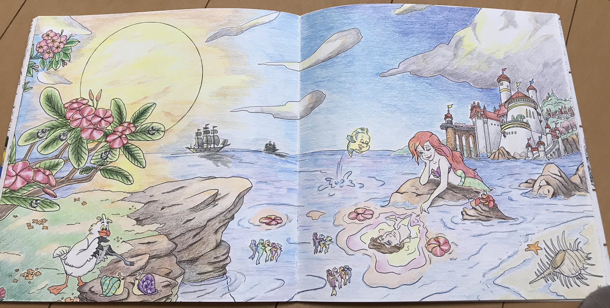 子育てママの大人の塗り絵 やっと完成したー ๑ Gt Lt ๑ 集中力が続かなくてやっぱり最後は急ぎ足で終了 次こそは１つの作品をじっくり丁寧に塗り上げたい 大人の塗り絵 おとなのぬりえ 大人ディズニー素敵な塗り絵レッスンブック リトル