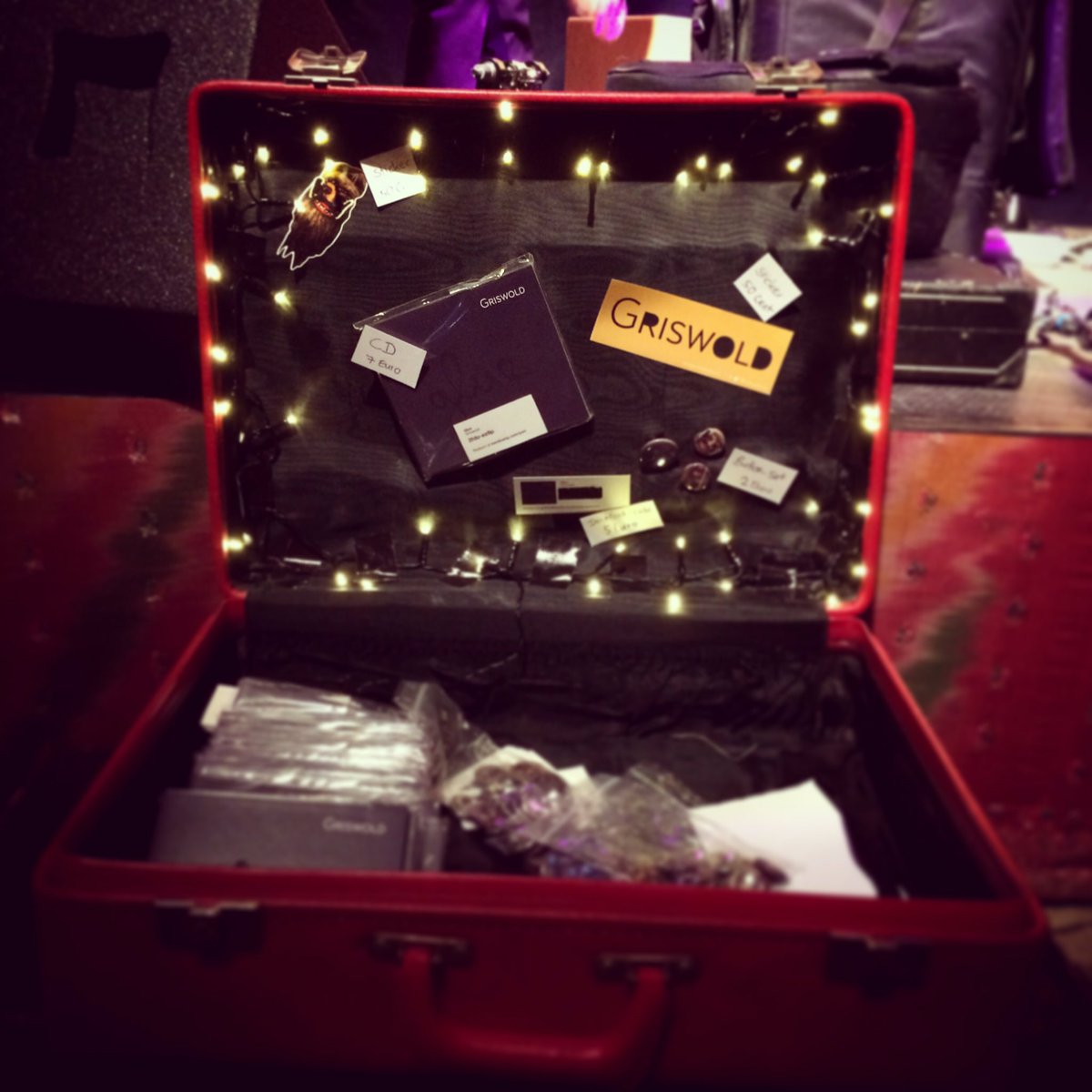 Wanna buy some merch?

#live #concert #music #merch #NewMusicMonday #indie #indiepop #folk #rock #munich #münchen #muc
