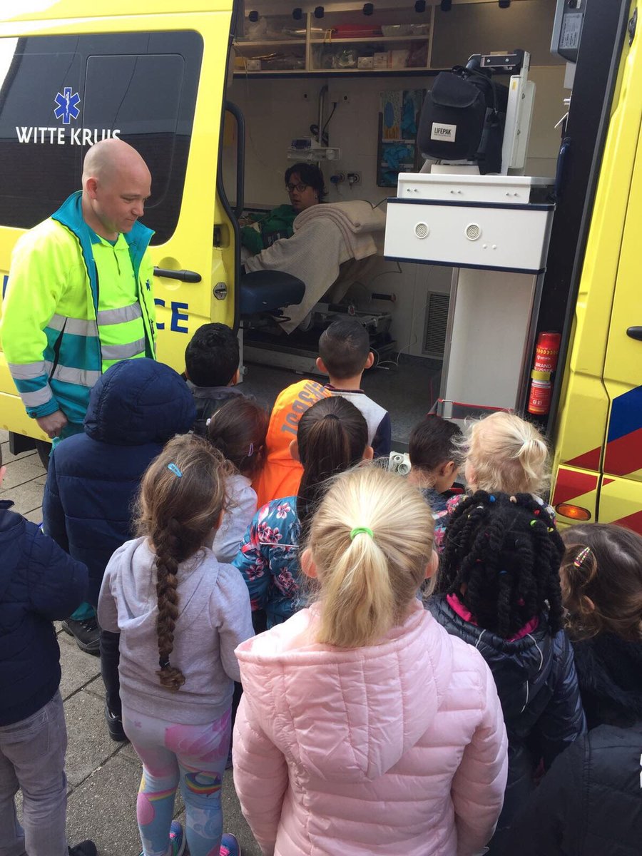 Schoolthema "Mijn lichaam". Witte Kruis geeft uitleg over de ambulance, met juf als lotus.
