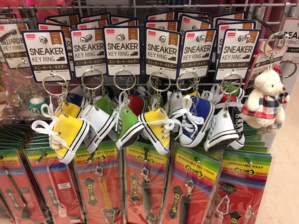 ট ইট র はる１１ ちっちゃいスニーカーの正体は 百均ダイソーのスニーカーキーホルダー キーリングチェーン部分を取り外してサイドスタンドへ履かせました 白色 黄色 黄緑色 青色 赤色 黒色があり ちょっとした車体のワンポイントにも