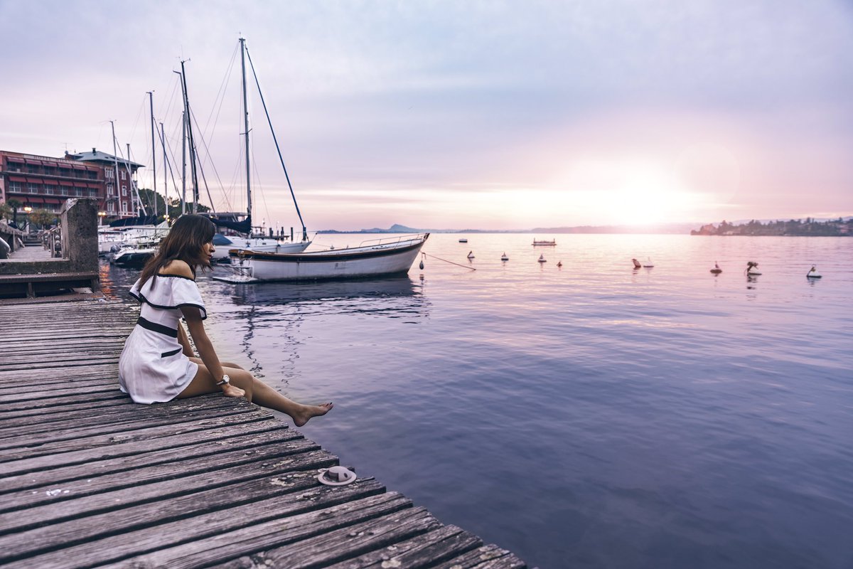 twinkleintrendz's tweet photo. Life's a bliss when you get to witness such spectacular #Sunset 🌅 #TravelBlogger  #TTGoesToItaly #LakeGarda #GoodLife https://t.co/BufFnnDqGI