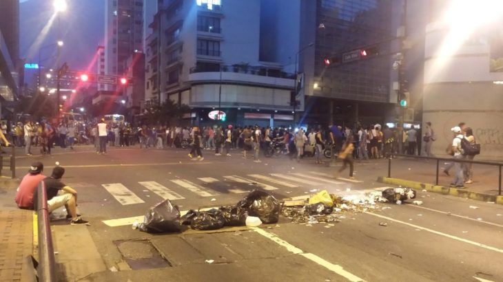 Atienden a 203 heridos  durante protestas buff.ly/2pVdxy2