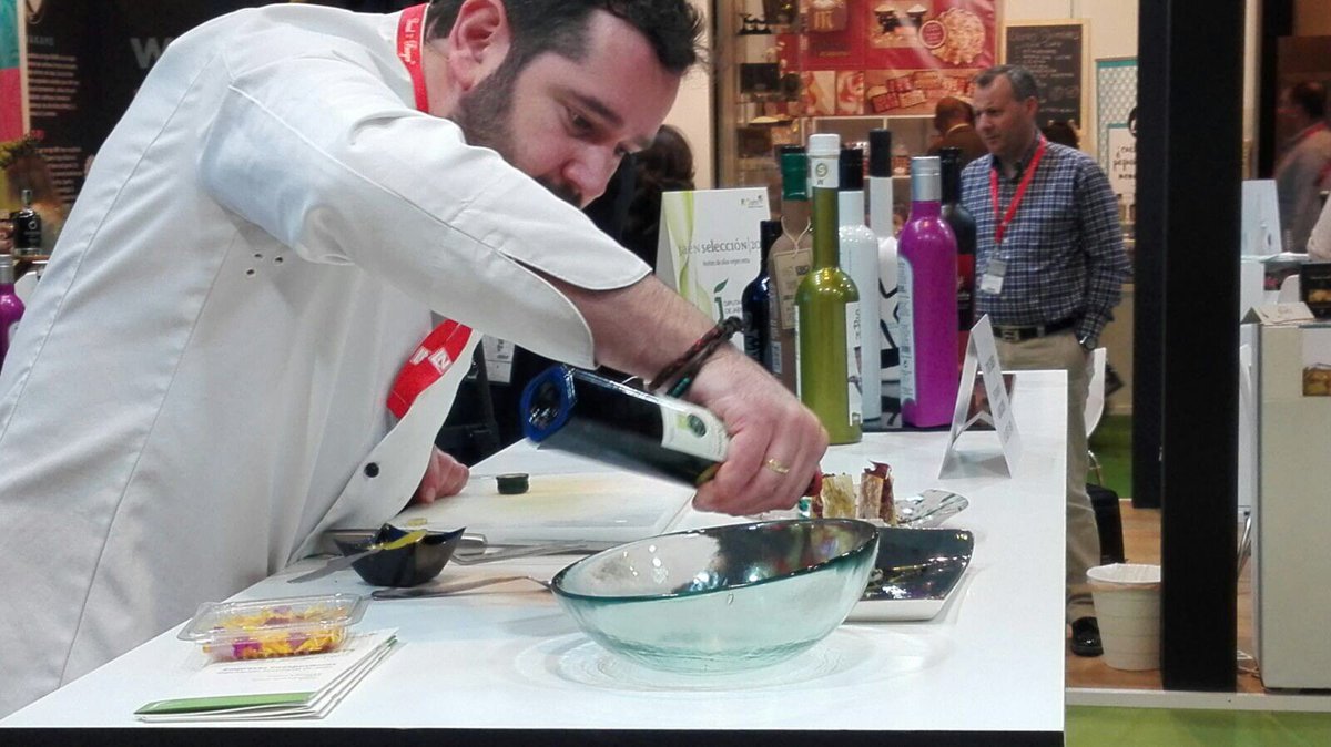 ven a ver como el restaurante <a href="/Almocaden_Jaen/">Almocaden Rest. Jaén</a> cocina en vivo y en directo con nuestro oro líquido en el @SalondeGourmets, stand <a href="/dipujaen/">Diputación de Jaén</a>