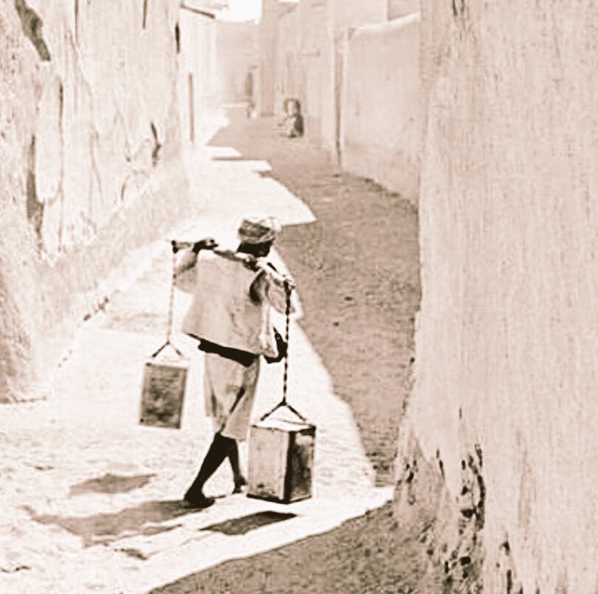 ذاكرة قطر En Twitter العكس لشخص الكندري وهو السقاء مهمته