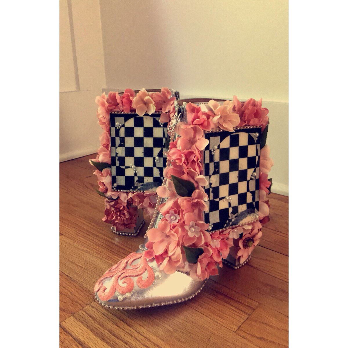 TheRealDesigner's tweet image. This weekend at the Artz Eatz Beatz event for Breast Cancer I designed these beauties entitled Marie!