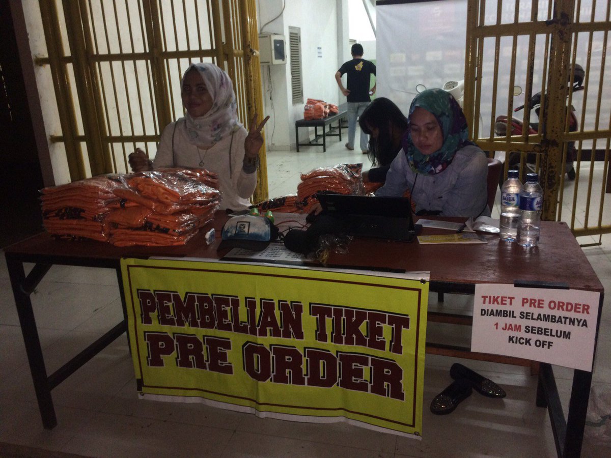 NoviUmar's tweet photo. Yuk beli tiket pre order @PusamaniaBorneo vs Persegres dpt kaos lho jd bs mengorangekn stadion segiri hari sabtu ntr https://t.co/q3P094f7Mf