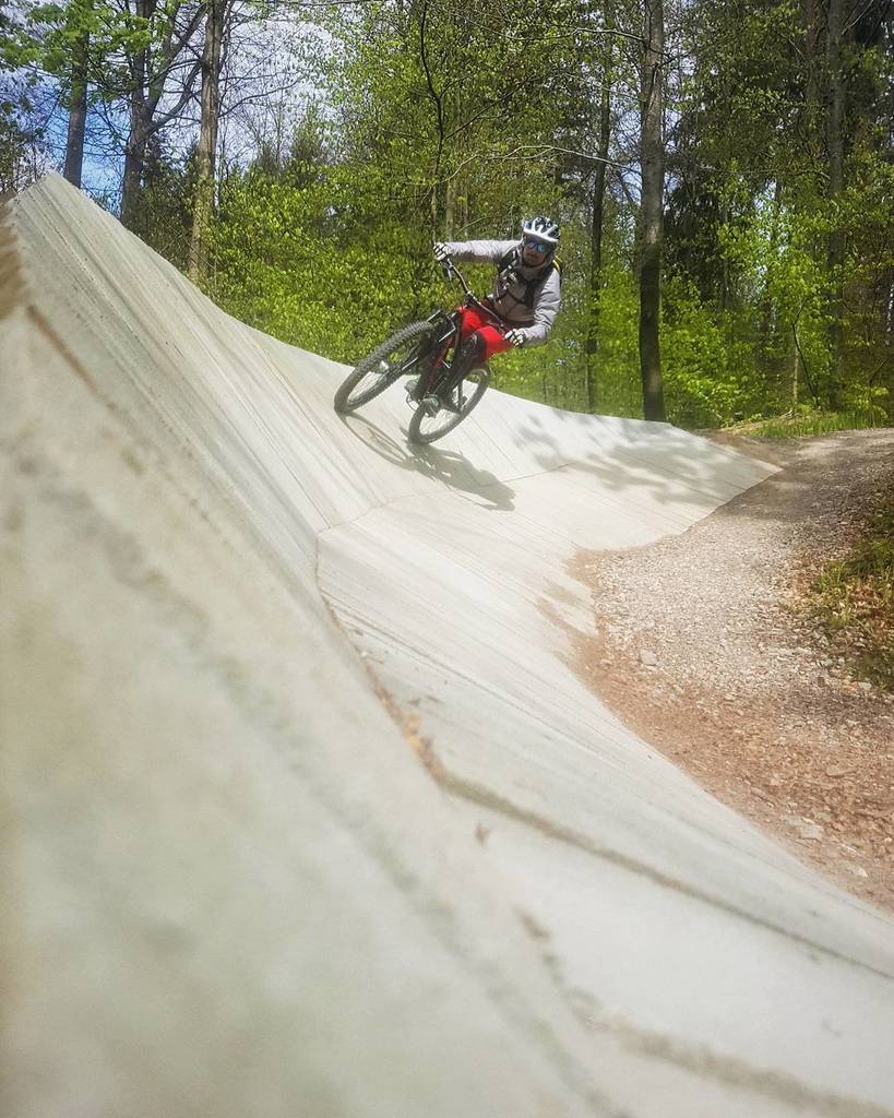 Super Anliegerkurve und top Konditionen am Doldertrail! 👌
#mtbTRAILaktuell #MTBswitzerland ift.tt/2omHJCc