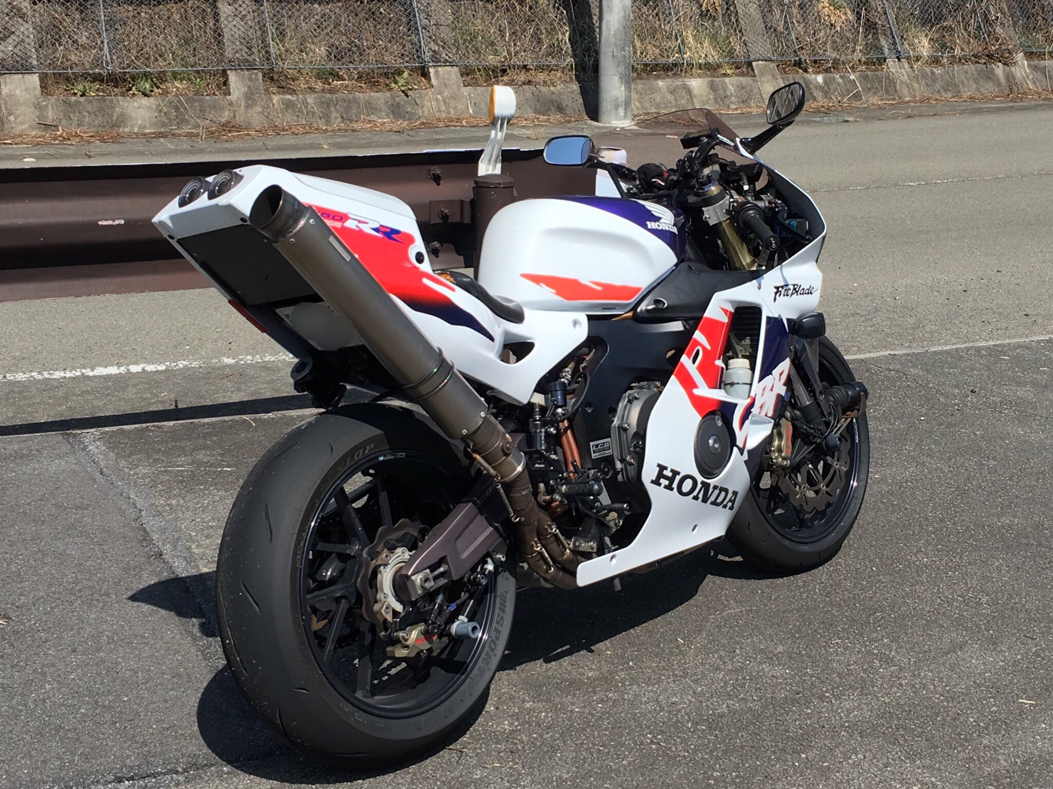 Sawasi Fd2 よく250ccのバイクにタイヤ180なんかにしてパワー食われない とかバンクしづらくなるんじゃ なんて言われる だから何 カッコよければそれでいいんだよ T Co Ihmdjpldxb Twitter