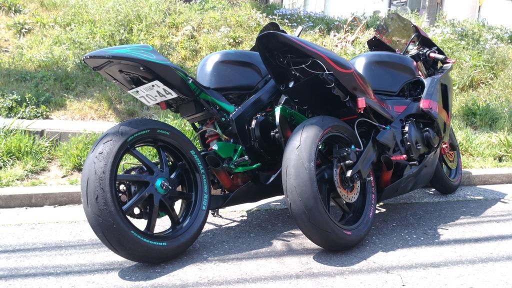 Sawasi Fd2 よく250ccのバイクにタイヤ180なんかにしてパワー食われない とかバンクしづらくなるんじゃ なんて言われる だから何 カッコよければそれでいいんだよ T Co Ihmdjpldxb Twitter