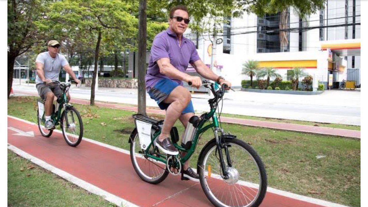 O ator <a href="/Schwarzenegger/">Arnold</a> pedalou por várias ruas de São Paulo com a bike da E-Moving! Confira na reportagem da Veja: veja.abril.com.br/blog/veja-gent…