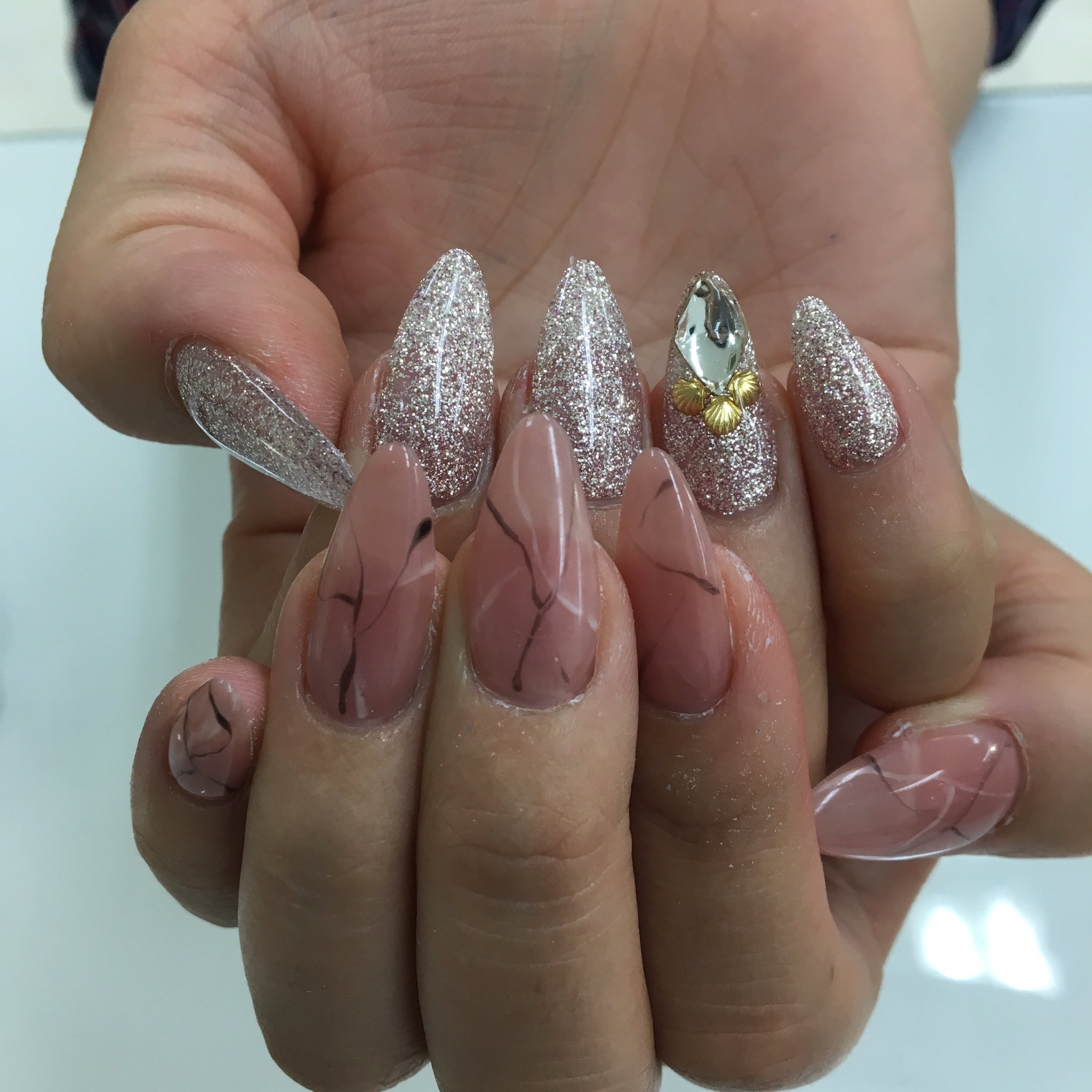 ネイルサロンmarch こんばんは 新宿店渡邊です 今日させていただいたお客様ネイルです 左右非対称ネイル とても可愛いです ジェルネイル ネイルサロンマーチ マーチ March 左右非対称ネイル ネイル 네일 Nail ラメ 반짝반짝 반짝반짝네일