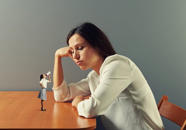 кризис среднего возраста у женщин. грустная женщина. стресс у мужчин и женщин. признаки кризиса среднего возраста. кризис среднего у женщин.