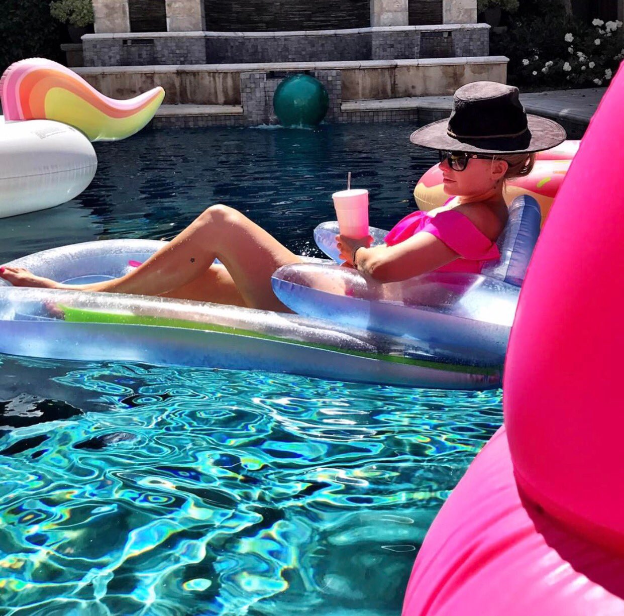 Avril lavigne- day off from studio seession california vibes