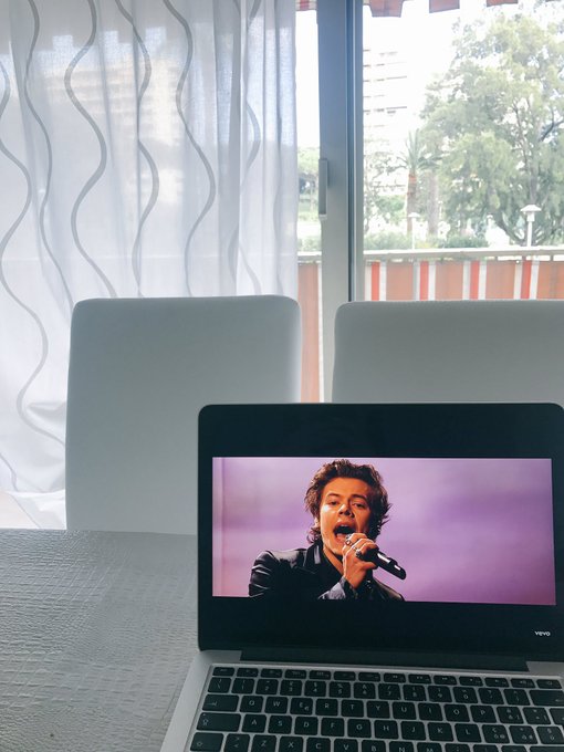 &bull;sign of the times&bull; https://t.co/UeCl985Vbi<a href="/tag/endemol"class="tags"><span>#endemol</span></a><a href="/tag/scomparsa"class="tags"><span>#scomparsa</span></a><a href="/tag/rai1"class="tags"><span>#rai1</span></a>