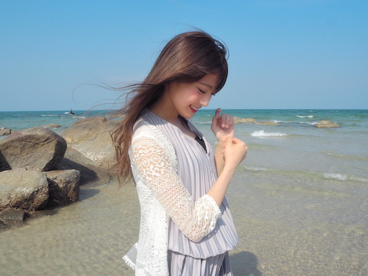海をバックに微笑む志田友美