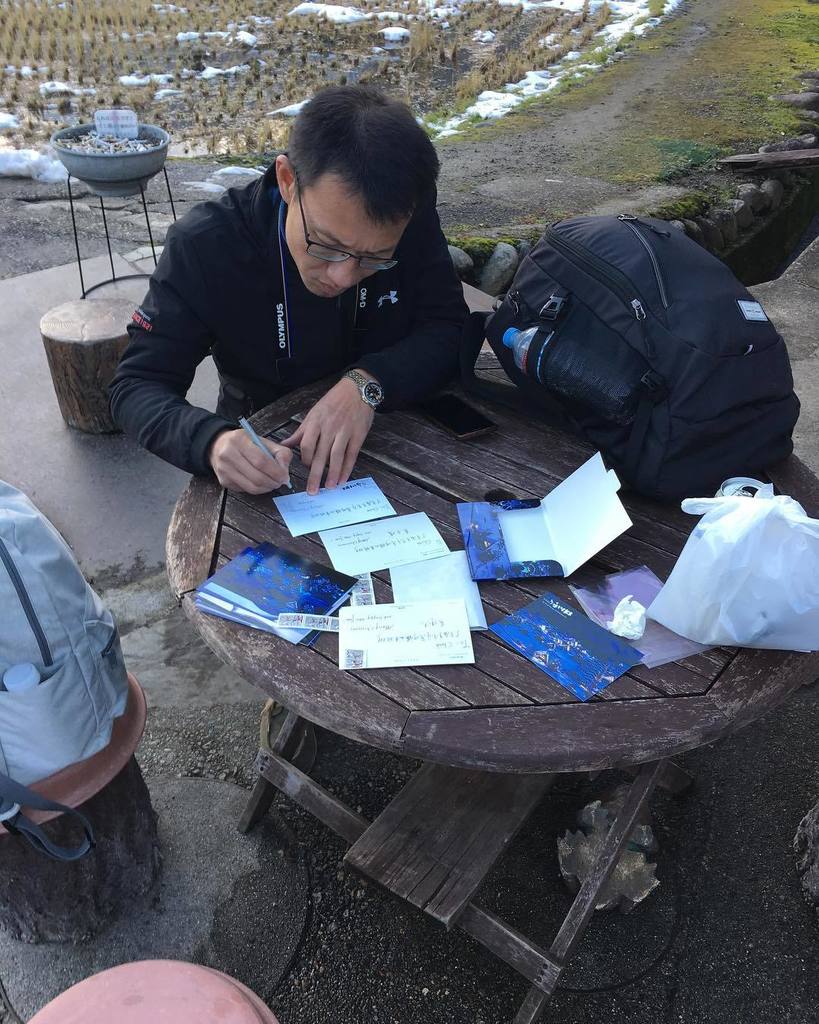 去年在#白川郷 冒着大冷风写#名信片 #ポストカード 🤣 ift.tt/2paaO0H