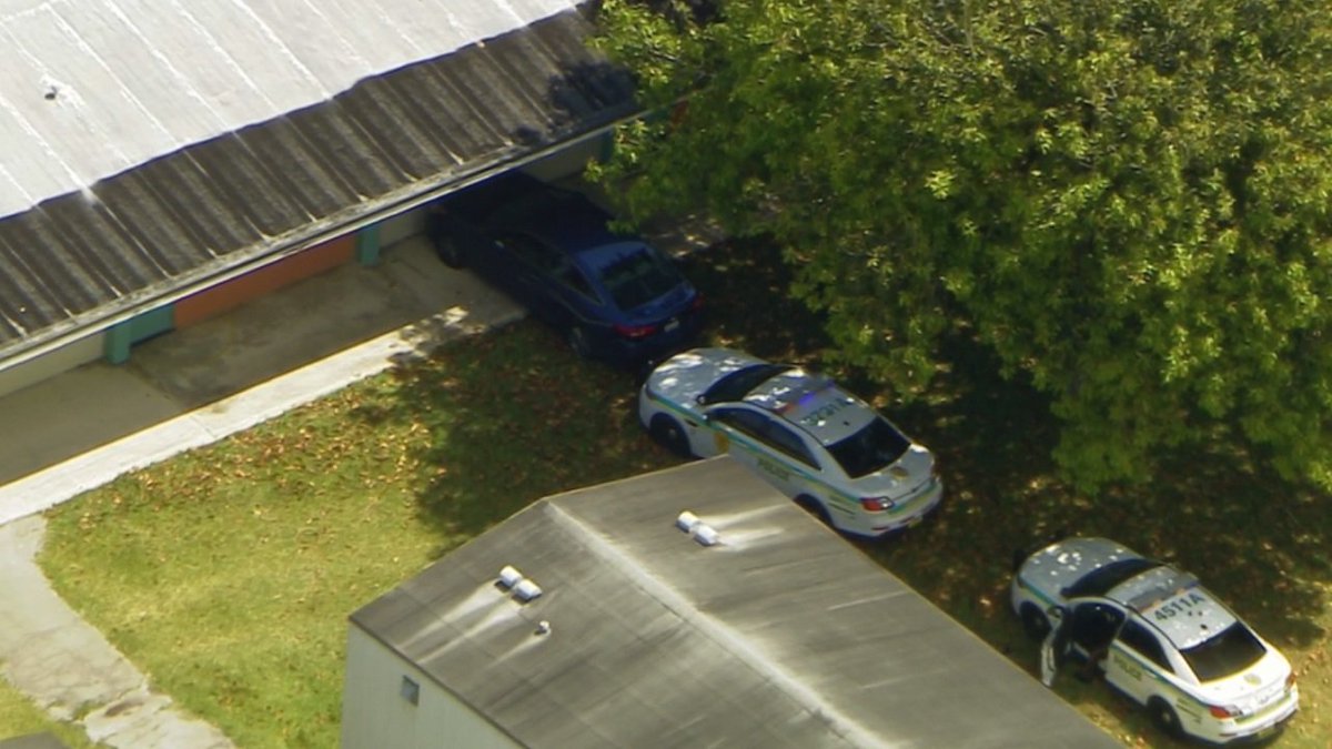 4 in custody after police chase ends at Naranja school bit.ly/2oDTFdU https://t.co/dm5aBRylZ1