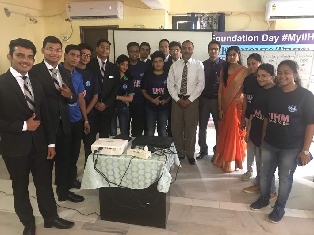 Nikhil_kulhari1's tweet photo. #IIHMJpr Team with @gaursachiin @ANUBHASRIVASTA5 & @bpsiihmj celebrating International Hospitality Day
#QuizTime
@IIHMHOTELSCHOOL https://t.co/vCLpg1py1U