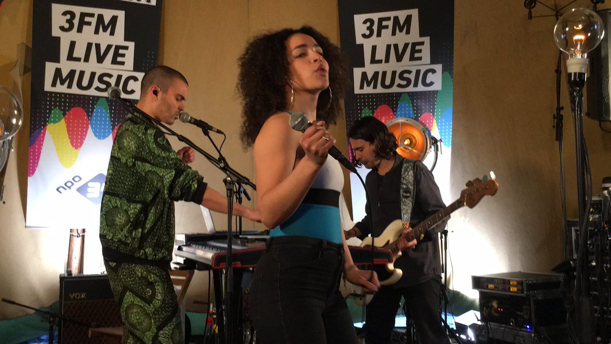 KiahVictoriaFan's tweet photo. @kiahvictoria performing "Warnings" with @AlexVargas at the 3FM live stage at Passpop! April 15 2017 #kiahvictoria #alexvargas https://t.co/dGuZ2L2z6k