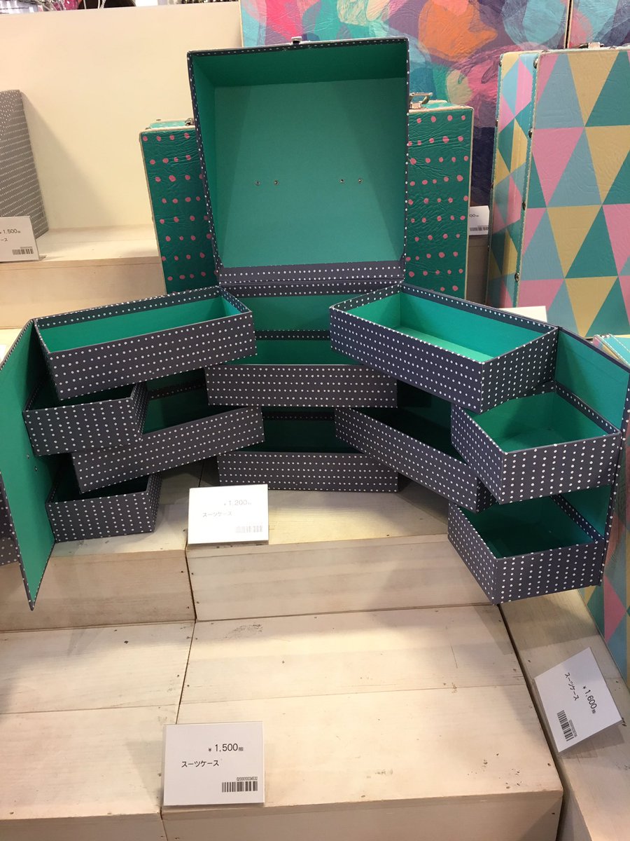 イササ 7月3日 7日個展 名古屋 フライングタイガーで多分1500円でこんな稼働タイプの箱売ってた これ一個で小規模イベントなら行けるくらい入れる場所がたくさんあるぞ٩ W و私は文具とかパーツとか入れたい派