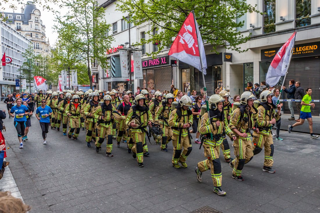 delphine2008's tweet image. Respect! Brandweermannen leggen 10 Miles in vol ornaat af ln.is/Wm4Jm #nieuwsblad by #Nieuwsblad_be via @c0nvey