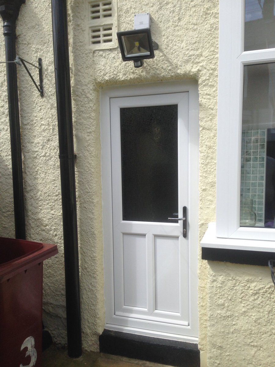 TK_Windows's tweet image. Been back here measuring the front after installing these over 12months ago. #LookLikeTheyWereFitYesterday ✅☀️😍 @TruemansLimited