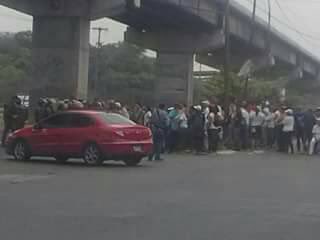 Prpmvb's tweet photo. @MueveteGuarenas  así me reportan que está la intercomunal de guarenas-guatire a la altura de makro hay represion con bombas lacrimógenas https://t.co/Jhd9QAcUfc