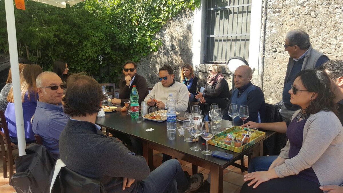 Ieri abbiamo avuto il piacere di avere a pranzo alcuni amici/produttori etnei, Uniti dall'attività vinicola e appassionati divulgatori Etnei