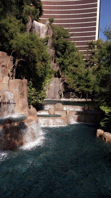 Living 10 minutes from the strip is a must💋🌸 https://t.co/bpOFA1HTuz