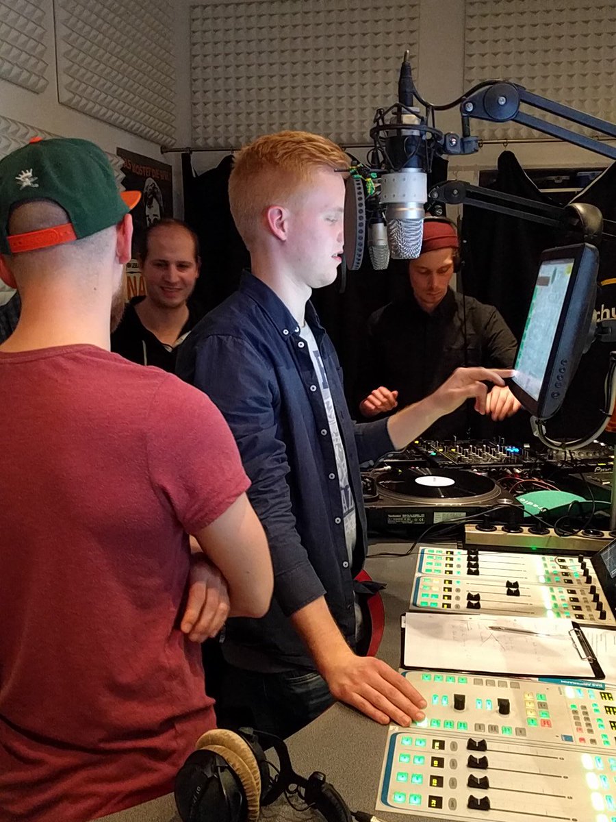 hora_ac's tweet image. Unsere #Shuttleparty - Sendung läuft langsam auf Hochtouren! Noch bis in die #Nacht auf #99.1 oder im #Webstream #Aachen #rwth #klenkes