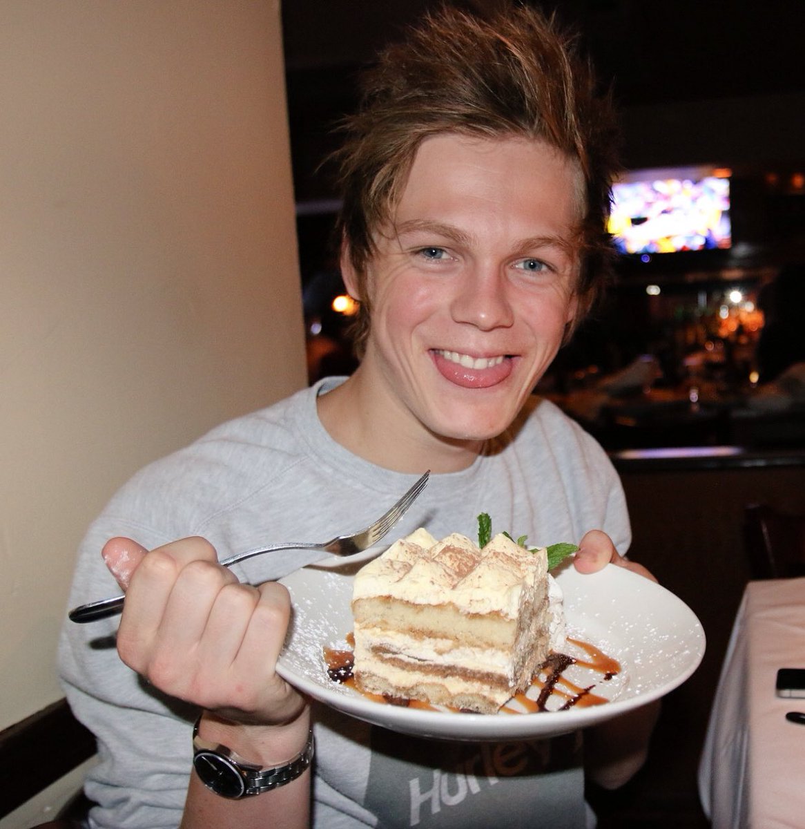 AlfieDeyes's tweet image. Happy Birthday @Caspar_Lee 🎈Here's my favourite picture of you and a tiramisu