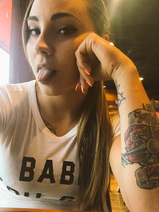 Starving!!! Come on #winghouse gimme my fooodddssss! 😩😩😩 https://t.co/pXL0nXcZtf<a href="/tag/winghouse"class="tags">#winghouse</a>