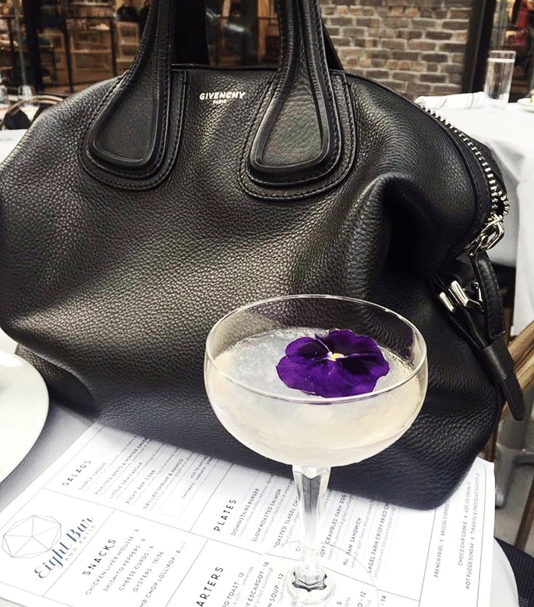 Now this is how you accessorize for Spring 🍸👜🌺 #Chicago #GoldCoast #chicagofood #chicagobars #chicagopatio #spring #cocktails #cocktail
