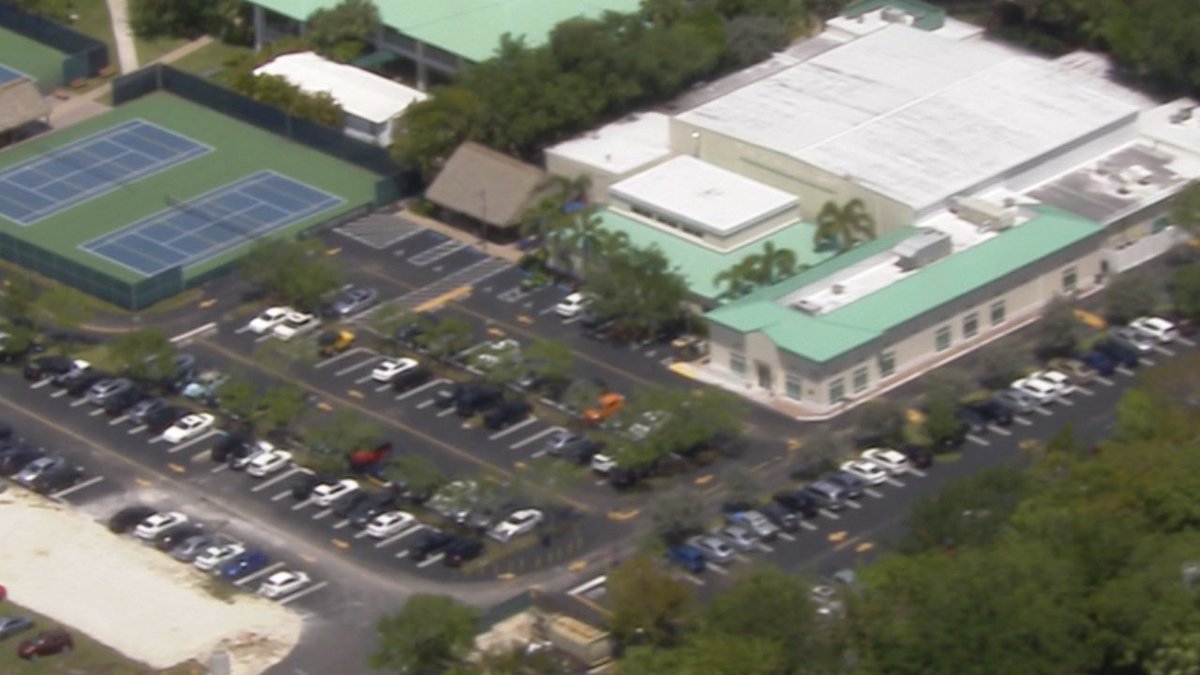 #BREAKING S. Fla. high school student found with knife after threatening to kill classmate bit.ly/2oEQF11 https://t.co/qmfxp7iGTC