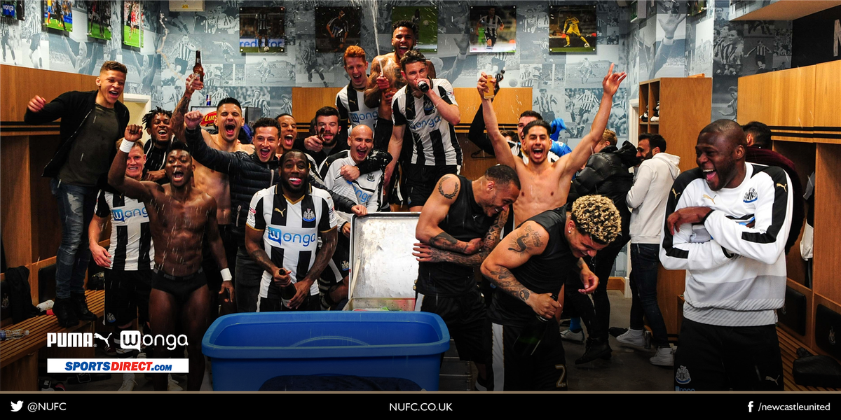 📸 The players celebrate tonight's win and an instant return to the <a href="/premierleague/">Premier League</a>! #NUFC