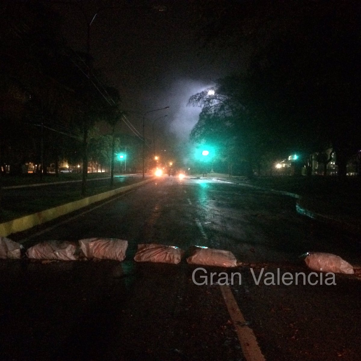 GranValencia's tweet image. Barricadas en los alrededores del C.C. Shopping Center, Prebo (8:50 pm). #24Abr #Valencia #PlantónNacional