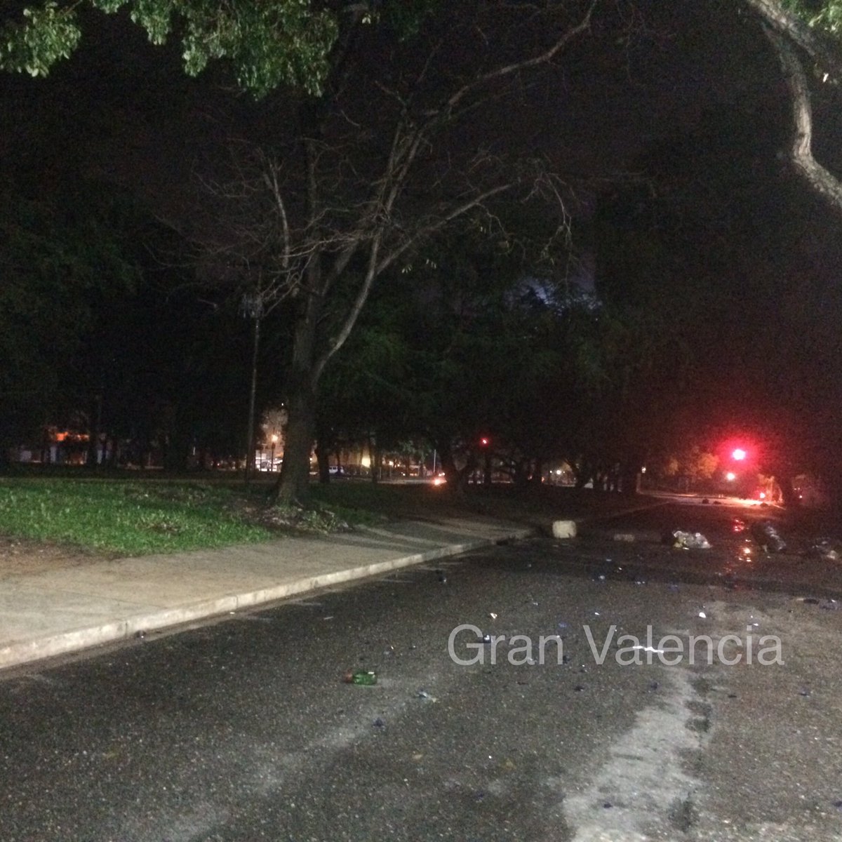 GranValencia's tweet image. Barricadas en los alrededores del C.C. Shopping Center, Prebo (8:50 pm). #24Abr #Valencia #PlantónNacional