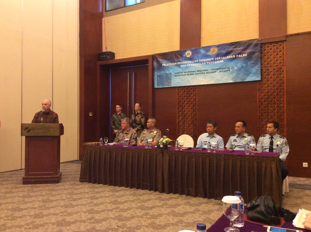 Twitter: #DubesDonovan hadir dalam pelatihan “Detecting Fraudulent Travel Documents”, sebuah program kerja sama U.S. Embassy dan #POLRI