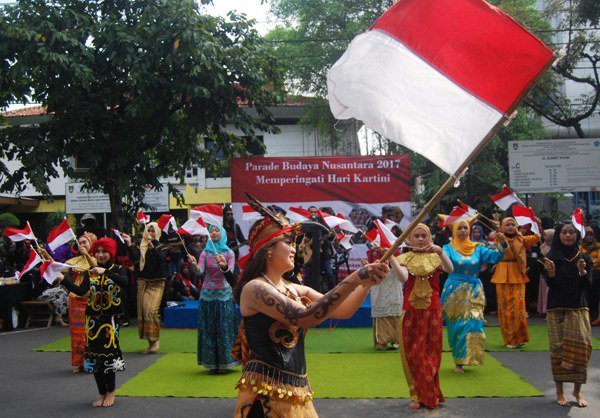 solokangen's tweet photo. 20 Budaya Daerah Meriahkan Parade Budaya Nusantara https://t.co/1D5cqa2n95 https://t.co/rl9YXVnqCr